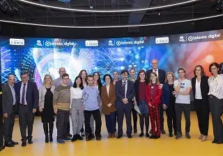 Participantes del evento en la visita en la sede de Por Talento Digital