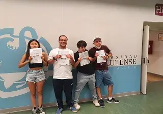 jóvenes con discapacidad intelectual  sujetando un título
