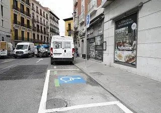 Imagen de una plaza de aparcamiento de movilidad reducida 