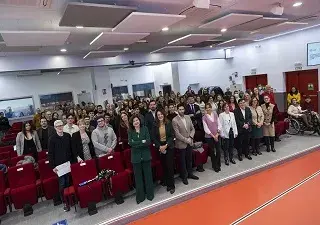 foto del acto de entrega a la beca de un estudiante con discapacidad 