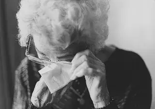 mujer triste con Alzheimer