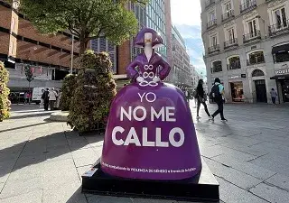Menina en Madrid de color morado con la frase Yo no me callo contra la violencia de género