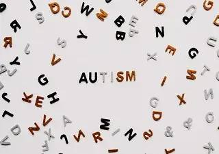 Fotografía de letras que forman la palabra autismo en inglés
