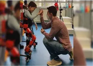 niño con exoesqueleto