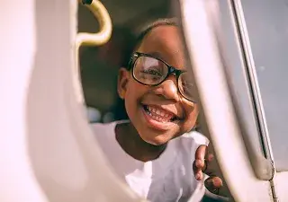 niño en la caravana solidaria