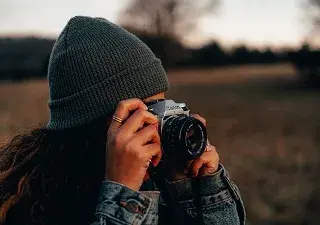 Chica haciendo una fotografía