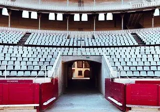 gradas de plaza de toros