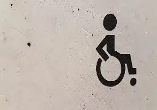 logo de persona en silla de ruedas