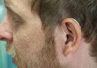 chico con audífono, para poder escuchar música