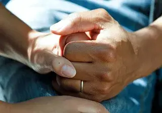 dos personas cogidas de la mano