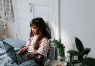 chica con Acondroplasia estudiando