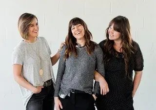 Tres mujeres riéndose 