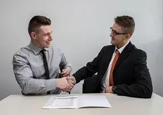 chico joven universitario con discapacidad después de firmar una beca 