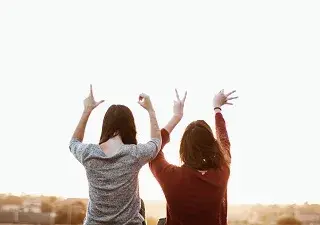 lengua de signos entre dos mujeres