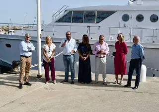 Personal del Puerto Sotogrande renovando la bandera azul