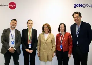 representantes de ambas empresas haciendo la foto de la firma del acuerdo de colaboración