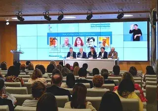 mesa redonde del evento con representantes de varia asociaciones durante la ponencia