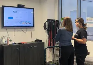 Laura utilizando el programa MindMotion para su terapia con la Esclerosis Múltiple