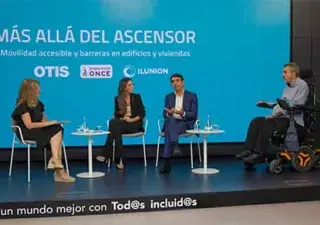 Conferencia "Más allá del ascensor" en donde aparecen 4 conferenciantes, dos mujeres y dos hombres