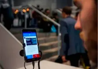 Persona delante de dispositivo móvil para acceder a las opciones del voto accesible