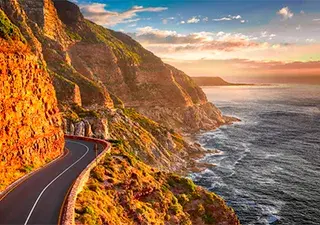 Carretera que circula a la orilla del mar por un desfiladero rocoso