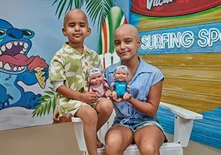 Emanuel y Candela junto a los dos nuevos Baby Pelones Stitch y Ángel, de la película Lilo y Stitch
