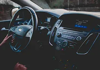 Interior de vehículo Ford donde se puede apreciar el volante y parte del salpicadero