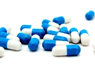 Cápsulas de medicamentos de color azul y blancas