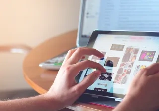 Persona interactuando sobre la pantalla de una Tablet