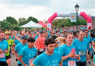 Grupo multitudinario de personas participando en una carrera