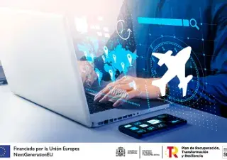 imagen editada de un humano tecleando un pc 