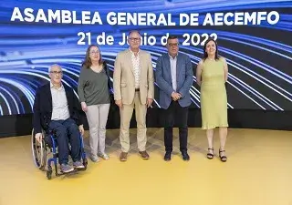 Foto de Familia de los asistentes al encuentro sobre la situación de los Centros Especiales de Empleo, entre los que estaban representantes de Aecemfo