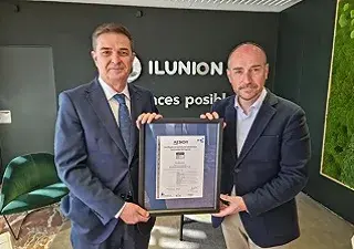De izquierda a derecha, Gonzalo Piédrola y Jaime Calzado con la certificación de Aenor para ILUNION Seguridad