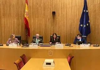 Alberto Durán (derecha), durante su participación en la inauguración de la jornada (Fuente: Comisión de Sanidad del Congreso)