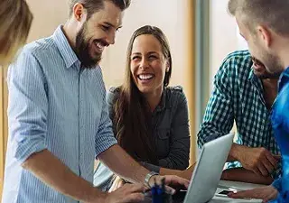 Un grupo de compañeros de trabajo reunidos (Fuente: Fundación Integra)