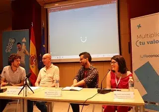 Momento del acto de presentación del sistema de acreditación de competencias, con la mesa redonde de testimonios con Ismael López Yáñez, Francesc Vaquer Gregori, Pablo Morente y Claudia Tecglen