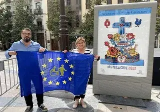 Antonio Tejada y Nuria Gutiérrez, junto al cartel del Día de la Cruz 2023 del Ayuntamiento de Granada