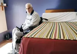 Una persona mayor en silla de ruedas, alojado en una residencia (Fuente: Servimedia)