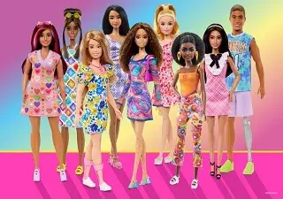 La tercera por la izquierda, la Barbie con síndrome de Down de 'Fashionistas', junto a otros ejemplares que representan a los demás colectivos (Fuente: Mattel)