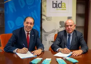 Momento de la firma del acuerdo de colaboración entre Fundación Bidafarma y Down España, con sus representantes (Fuente: Fundación Bidafarma)