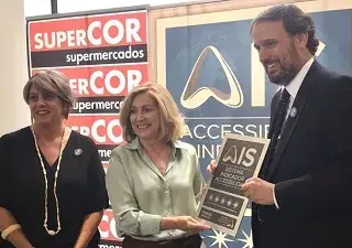 Dancausa, en la entrega a Supercor de una placa por sus 75 tiendas con certificación AIS de accesibilidad (Fuente: Comunidad de Madrid)