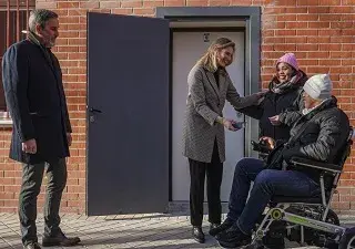 Momento en el que la consejera de Medio Ambiente, Vivienda y Agricultura, Paloma Martín, entrega las llaves del inmueble adaptado a la familia (Fuente: Comunidad de Madrid)