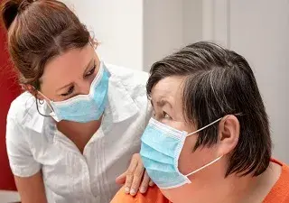 Una cuidadora atendiendo a una persona con discapacidad intelectual en uno de los centros de la comunidad (Fuente: Comunidad de Madrid)
