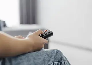 Una persona usando un mando a distancia de algún aparato tecnológico (Fuente: Srevimedia)