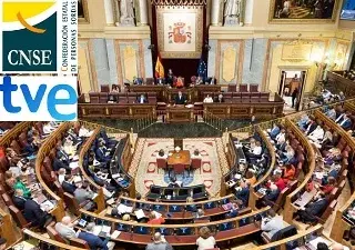 Un momento del Congreso sin la intérprete de lengua de signos habitual, junto a los logotipos del CNSE y TVE