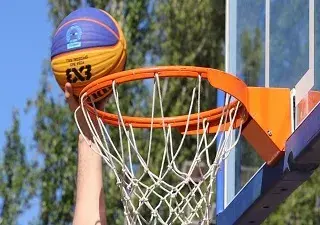 Una persona encestando en baloncesto (Fuente: CSD)