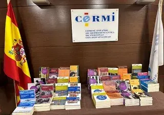 Mesa del Cermi donde se encuentran los ejemplares de sus publicaciones que regalarán por el Día del Libro y la Lectura (Fuente: Cermi)