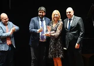 Entrega del reconocimiento a Violante Tomás (Fuente: Cermi)