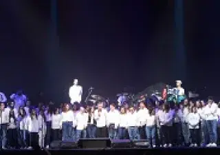 Pitingo con el resto de participantes en el escenario por el concierto de la Fundación Prodis