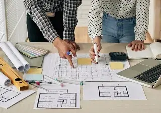 Unos arquitectos diseñando y estudiando planos (Fuente: Servimedia)